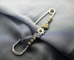 spilla floreale in metallo con inserto di cristalli Swaroski