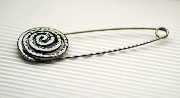 spilla in metallo con lavorazione a spirale
